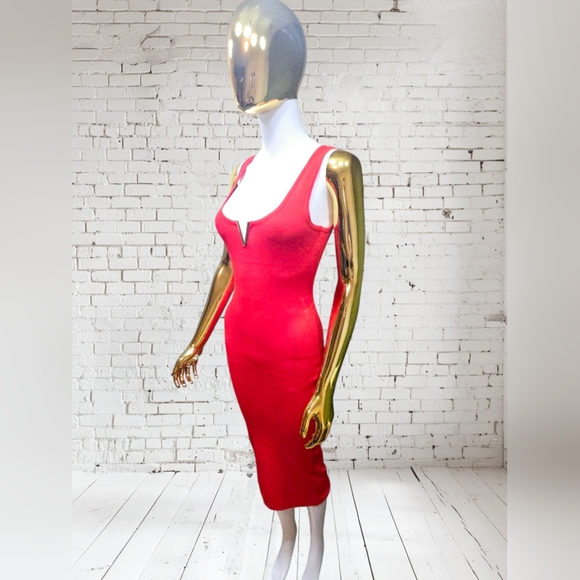Galita Tight red dress with a golden detail in the center - Picture 6 of 9